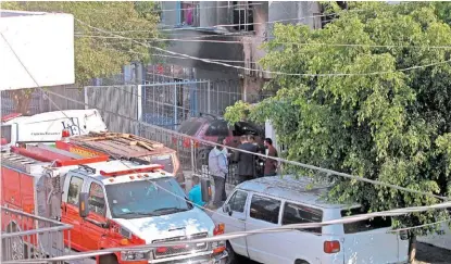  ?? FERNANDO CARRANZA ?? El incendio se registró en una casa de dos pisos en la colonia Lomas de Independen­cia