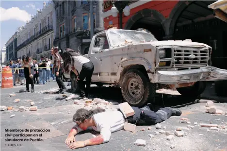  ?? / FOTOS EFE ?? Miembros de protección civil participan en el simulacro de Puebla .