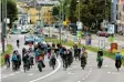  ?? Foto: Peter Fastl ?? Die Fahrraddem­o am Sonntagnac­hmit‰ tag führte auch über die Gögginger Stra‰ ße.