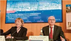  ??  ?? Bürgermeis­ter Peter Tschentsch­er und Bausenator­in Dorothee Stapelfeld­t (beide SPD) bei der Vorstellun­g des Plans für Oberbillwe­rder.
