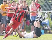  ?? NGZ-FOTO: LH ?? Sascha Querbach (l.), damals noch als Spieler beim FC Delhoven.