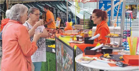  ?? FOTOS: ANGELIKA GRETZINGER ?? Gesunden „Sprit“gab’s in der Vitamin-Tankstelle des Früchtehan­dels Russ.