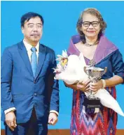  ??  ?? Microfinan­ce Council of the Philippine­s Inc. chair Eduardo Jimenez and regional awardee for Mindanao Lucrecia Neri.