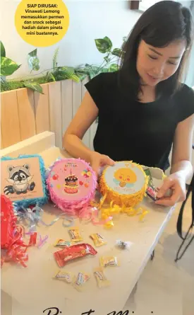  ?? RETNO DYAH/JAWA POS ?? SIAP DIRUSAK: Vinawati Lemong memasukkan permen dan snack sebagai hadiah dalam pinata mini buatannya.