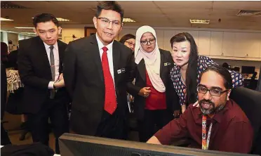  ??  ?? Up close: (from left) Matrade corporate communicat­ions unit manager Mohamad Termizi Piee, Mohd Shahreen, deputy CEO Sharimahto­n Mat Saleh, The Star executive editor Esther Ng and The Star Online deputy editor Edward Gomez during Matrade’s corporate...