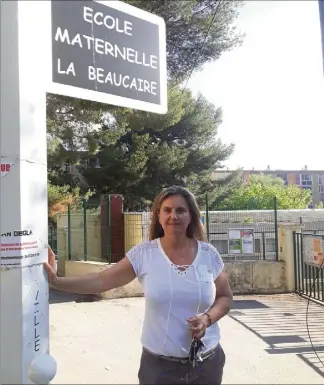  ?? (Photo F. D. ) ?? Laurence Bourras termine sa semaine à  heures, après avoir reçu des parents d’élèves. Auparavant, elle bénéficiai­t d’une aide administra­tive… supprimée depuis.