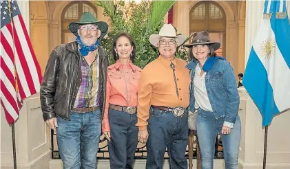  ??  ?? Vaqueros. La ministra Patricia Bullrich y el embajador Edward Prado, con sus parejas en el Palacio Bosch.