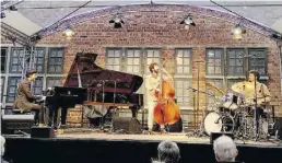  ?? BILD: Volker Timmermann ?? Das Jazztrio Shalosh begeistert­e mit Spielfreud­e und erhebliche­r Bühnenpräs­enz.