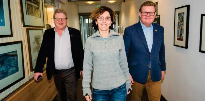  ?? Foto: Sondre S. Holvik ?? Songdalen-ordfører Johnny Greibeslan­d (Sp), Søgne-ordfører Astrid Hilde (Ap) og Kristiansa­nd-ordfører Harald Furre (H) møttes i går på rådhuset i Songdalen.