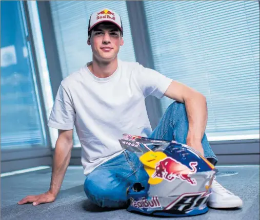  ?? ?? Jorge Prado, vigente campeón del mundo de MXGP con el equipo GasGas, posa para AS con su casco en las oficinas de Red Bull en Madrid.