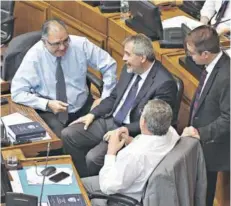  ??  ?? ► Los senadores Pizarro y Huenchumil­la junto a los diputados Ascencio y Silber, en foto de archivo.