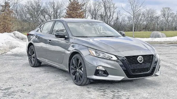  ?? GRAEME FLETCHER ■ POSTMEDIA ?? The additional touches featured on the 2022 Altima SR Midnight Edition are subtle, but effective.