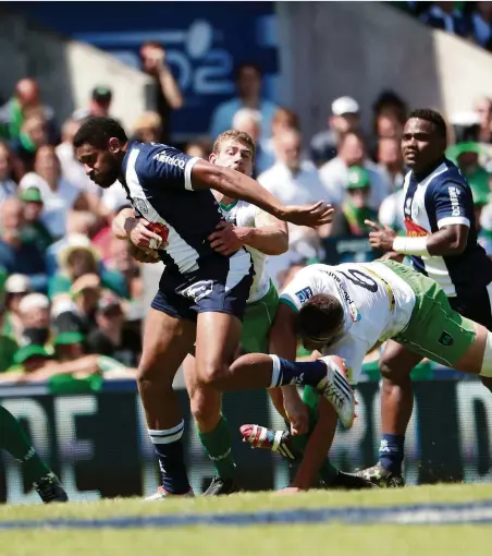  ?? L’arrière du SUALG George Tilsley échappe aux plaquages montalbana­is et avance. Agen a livré une finale tout en maîtrise et en virtuosité pour se défaire de son rival tarn-et-garonnais. Place au Top 14 ! ?? Photo Midi Olympique - Patrick Derewiany