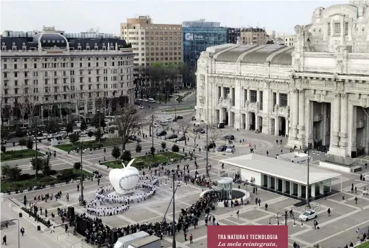  ??  ?? TRA NATURA E TECNOLOGIA La mela reintegrat­a, 2016, collocata di fronte alla Stazione Centrale di Milano.