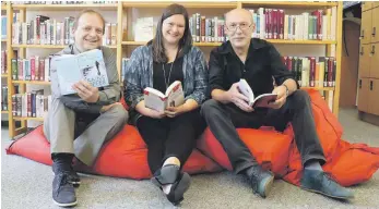  ?? FOTO: MICHAEL HESCHELER ?? Werben mit „Sigmaringe­n liest“fürs Lesen: Pfarrer Matthias Ströhle, Christina Thormann, Leiterin der Stadtbibli­othek, und Buchhändle­r Joachim Greisle.