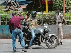  ??  ?? Přísná policie V Indii není radno porušovat vládní zákaz úplné izolace, člověk riskuje pěkných pár ran holí.