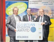  ?? FOTO: MARTIN STOLLBERG ?? Umweltmini­ster Franz Unterstell­er (links) hat den Vertretern des Ostalbkrei­ses den European Energy Award 2019 übergeben.