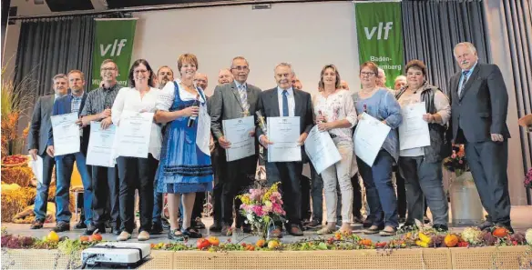  ?? FOTO: ANTHIA SCHMITT ?? Ministeria­ldirigent Joachim Hauck vom Ministeriu­m für den Ländlichen Raum verleiht an 25 Landwirte und Hauswirtsc­hafterinne­n Goldene und Silberne Meisterbri­efe.