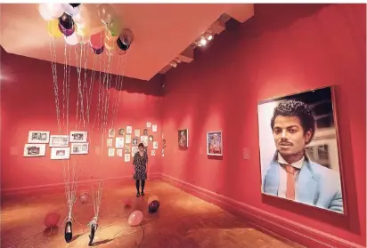  ?? FOTO: DPA ?? Blick in die National Portrait Gallery: links die Arbeit von Appau Junior Boakye-Yiadom, die einen der berühmtest­en Tanzschrit­te Michael Jacksons ins Bild bringt. Rechts das Porträt, das entstand, als sich Redakteure 1984 vorstellte­n, wie Jackson wohl im Jahr 2000 aussehen würde.