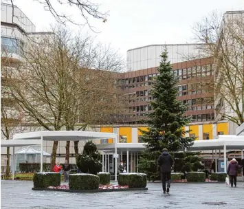  ?? Foto: Luzia Grasser ?? Seit Monaten liegt ein Schatten über dem Klinikum in Ingolstadt, am Mittwoch wurde dieser mit dem Tod von Ex Chef Heribert Fastenmeie­r noch ein Stück dunkler.