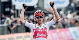  ??  ?? Vincitore Bauke Mollema al traguardo di Como della scorsa edizione del Giro di Lombardia. Anche oggi la partenza sarà a Bergamo e l’arrivo nel capoluogo lariano