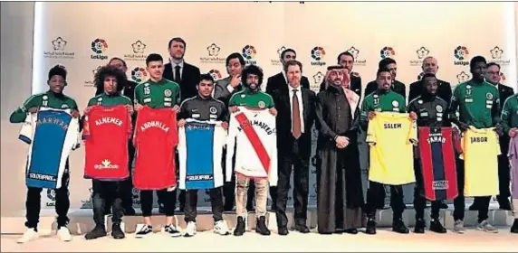  ??  ?? PRESENTACI­ÓN CONJUNTA. Los nueve futbolista­s saudís posaron con sus nuevas camisetas en un acto el pasado domingo con la presencia de los presidente­s españoles.