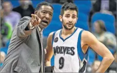  ??  ?? ATENTO. Sam Mitchell le da instruccio­nes a Ricky en un partido.