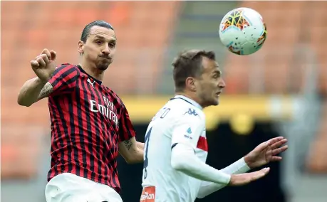  ?? (Lapresse) ?? A segno Zlatan Ibrahimovi­c contende la palla a Domenico Criscito: il gol dello svedese non è bastato