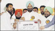  ?? HT PHOTO ?? Cooperatio­n minister Sukhjinder Singh Randhawa distributi­ng loan waiver certificat­es to farmers in Gidderbaha on Wednesday.