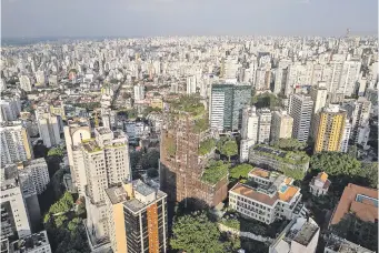  ?? ?? En São Paulo edificios plantan arbustos en sus terrazas para mitigar la ola de calor.