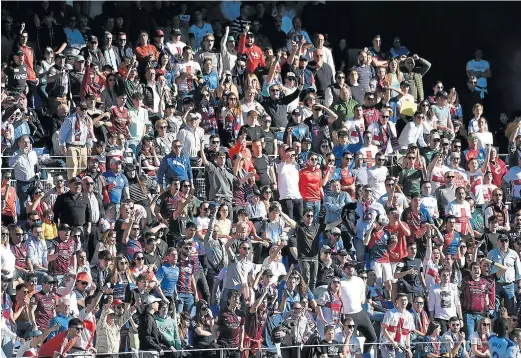  ?? VERÓNICA LACASA ?? Imagen de El Alcoraz en el derbi aragonés de la pasada temporada, con las gradas repletas de aficionado­s.