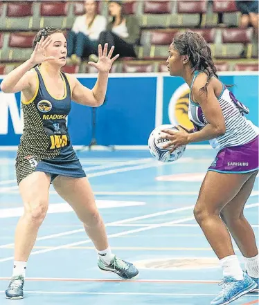  ?? Picture: KEVIN SAWYER ?? AT THE READY: Madibaz wing attack Carla Viviers attempts to block a pass by NWU in a Varsity Netball match at Coetzenbur­g Sports Centre in Stellenbos­ch on Monday