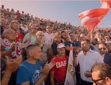  ??  ?? Il sindaco Antonio Decaro con i tifosi allo stadio Della Vittoria ARCIERI