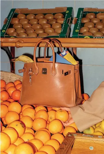 ??  ?? From left: Catherine Fulconis of Hermès. Birkin 35 bag, Hermès OPPOSITE: A craftspers­on assembles a Birkin bag in an Hermès workshop in Pantin, France