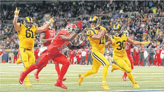  ??  ?? Rams wide receiver Tavon Austin scores on a 21-yard touchdown run during the third quarter.