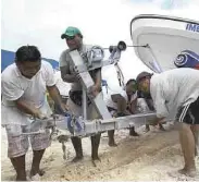  ??  ?? Precaucion­es. En Yucatán y Quintana Roo se prepararon ayer para recibir al meteoro.