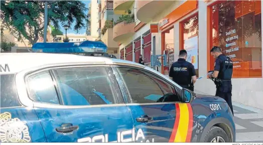  ?? MARÍA JOSÉ DÍAZ ALCALÁ ?? La Policía Nacional en la sucursal de Teatinos.