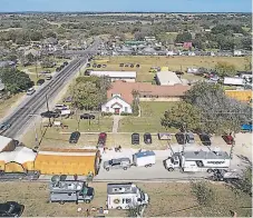  ??  ?? La iglesia bautista se ubica en la localidad rural de Sutherland Springs, en el estado de Texas.