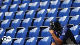  ??  ?? Aficionado del Schalke sufre en la tribuna del Veltins Arena