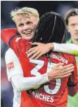  ?? FOTO: DPA ?? Bayerische Kumpels: Felix Götze umarmt Renato Sanches.