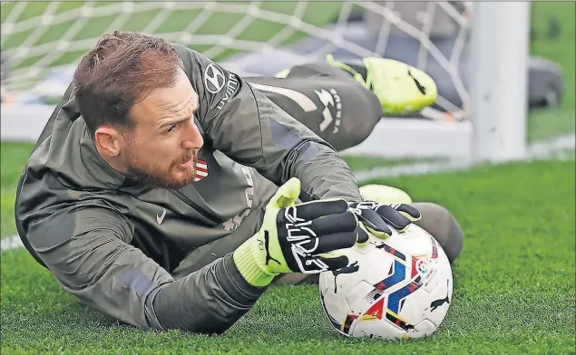  ??  ?? Jan oblak detiene el balón en un entrenamie­nto.