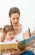  ?? Foto: dpa ?? Beim gemeinsame­n Vorlesen entdecken Eltern auch oft Sprachfehl­er.