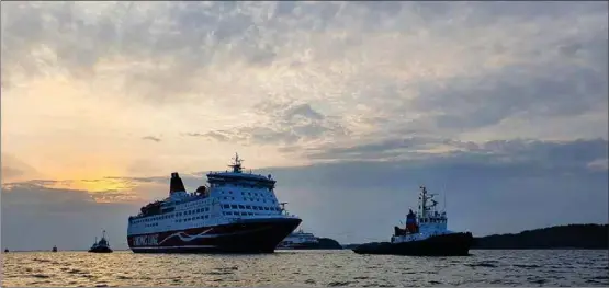  ?? MONICA FORSSELL ?? PÅ VÄG MOT NÅDENDAL. Assisterad av Kraft, Neptun och Jupiter gled M/S Amorella i cirka 4 knops fart mot Nådendal. Bilden från Erstan.