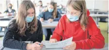  ?? FOTO: MATTHIAS BALK/DPA ?? Über die Frage der Infektiösi­tät bei Kindern und Jugendlich­en gibt es Streit – auch über die Maskenpfli­cht unter Schülern.