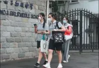  ?? GAO ERQIANG / CHINA DAILY ?? Students return to campus at Shanghai No 3 Girls’ Middle School on Monday, as those of grades 11 and 12 are allowed back for face-toface teaching starting on the day.
