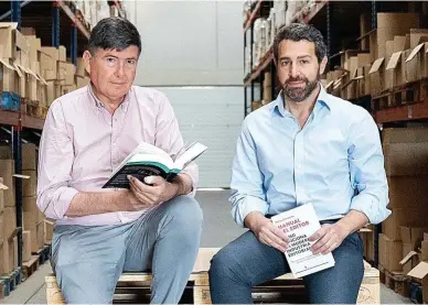  ?? M.M.P. ?? Manuel Pimentel y Antonio Cuesta, director editorial del grupo, en el almacén de Almuzara en Córdoba.