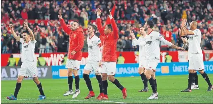  ??  ?? Delirio en el Sánchez Pizjuán Los futbolista­s del Sevilla celebran con su afición la clasificac­ión para jugar la final de Copa FOTO: EFE