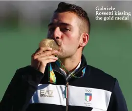  ??  ?? Gabriele Rossetti kissing the gold medal