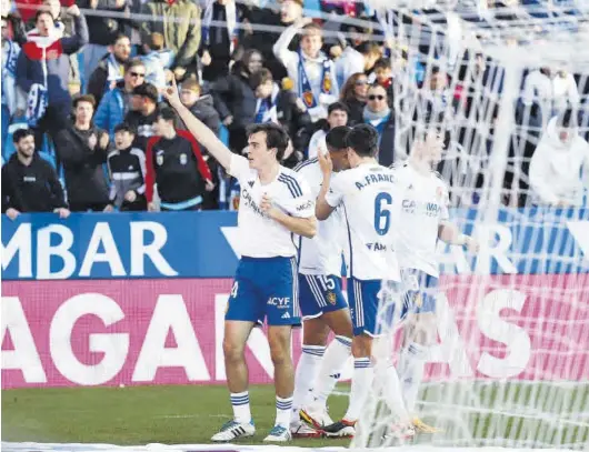  ?? ANDREEA VORNICU ?? Francho Serrano celebra el gol que marcó al final de la primera parte junto a Francés, Mouriño y Azón.