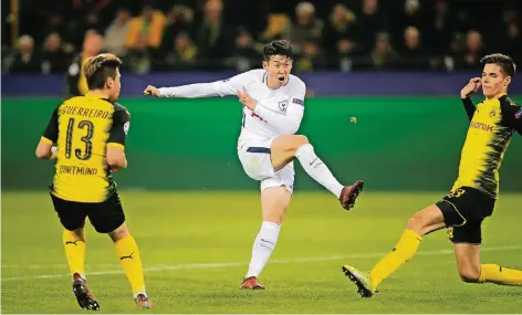  ?? FOTO: REUTERS ?? Bitterer Moment für die Dortmunder: Heung-Min Son trifft zum 2:1. Raphael Guerreiro (links) und Julian Weigl können das Siegtor nicht verhindern.